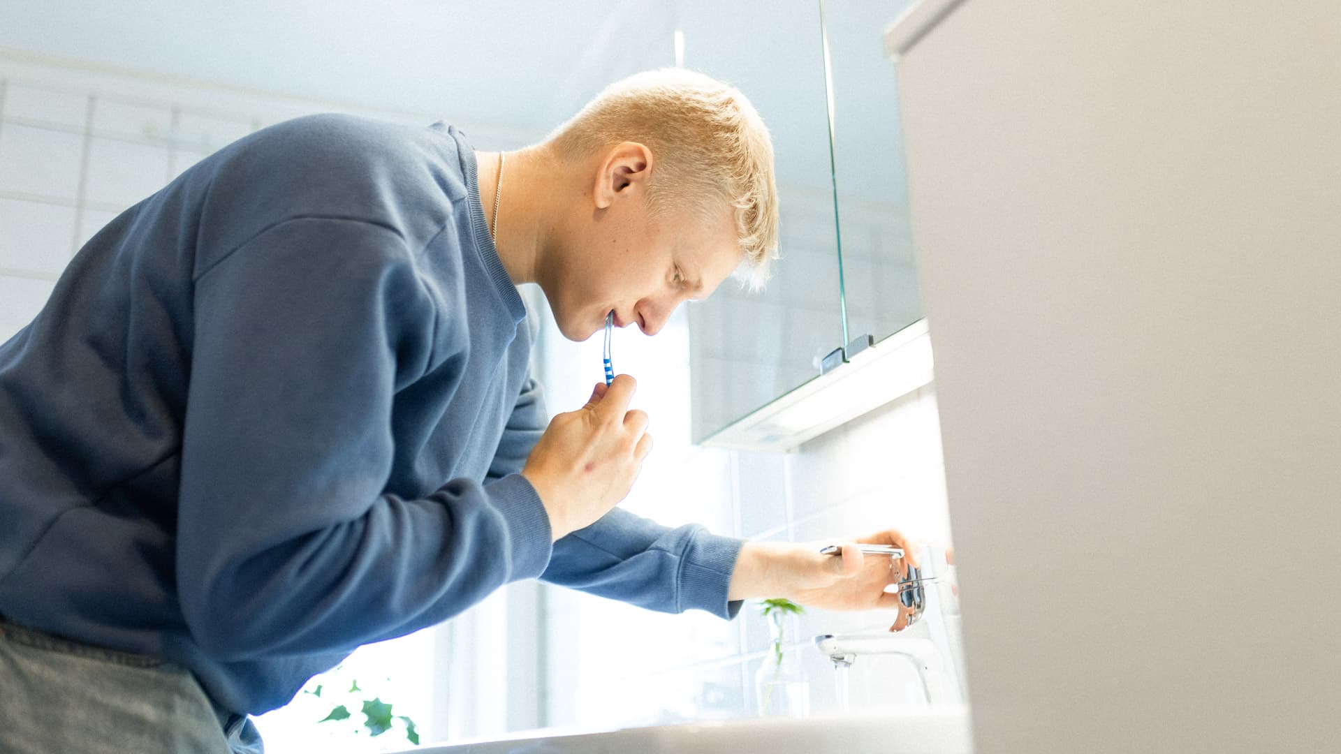 Kille borstar tänderna